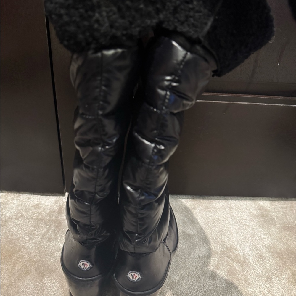 Moncler Wedge Black Puffer Boots
Womans size EU:40 US:10
